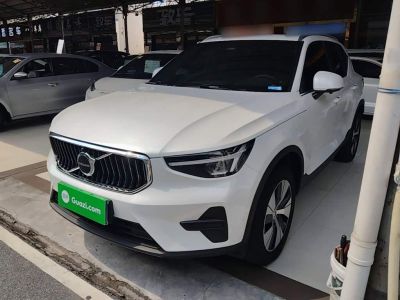 Volvo 沃尔沃XC40, 2022 г., синий, 71 100 км Volvo 沃尔沃XC40, 2023 г., белый, 44 000 км
