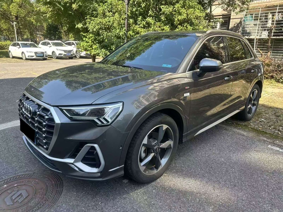 Audi Q3, 2023 г., серебристый / серый, 13 000 км Audi 奥迪Q3, 2023 г., серебристый / серый, 13 000 км