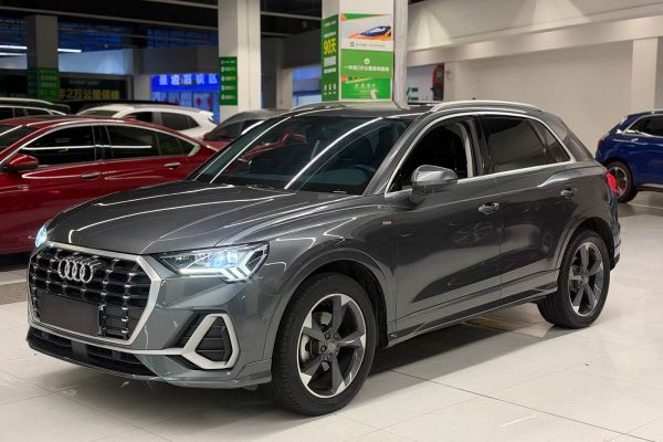 Audi 奥迪Q3, 2021 г., серебристый / серый, 60 000 км