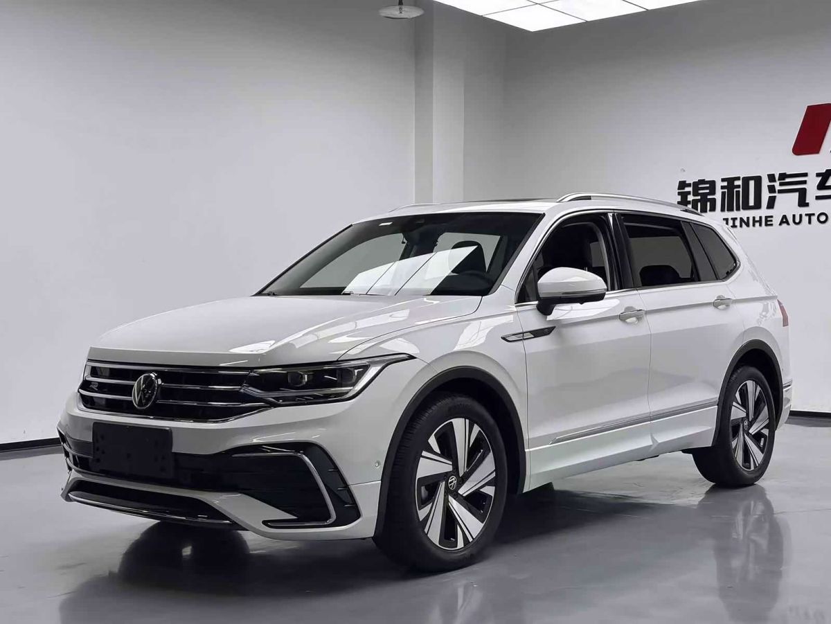 Volkswagen Tiguan L, 2023 г., белый, 20 000 км Volkswagen Tiguan L 2023 обновлённая версия 330TSI автомат одна ведущая ось R-Line комплектация «Юэсян»