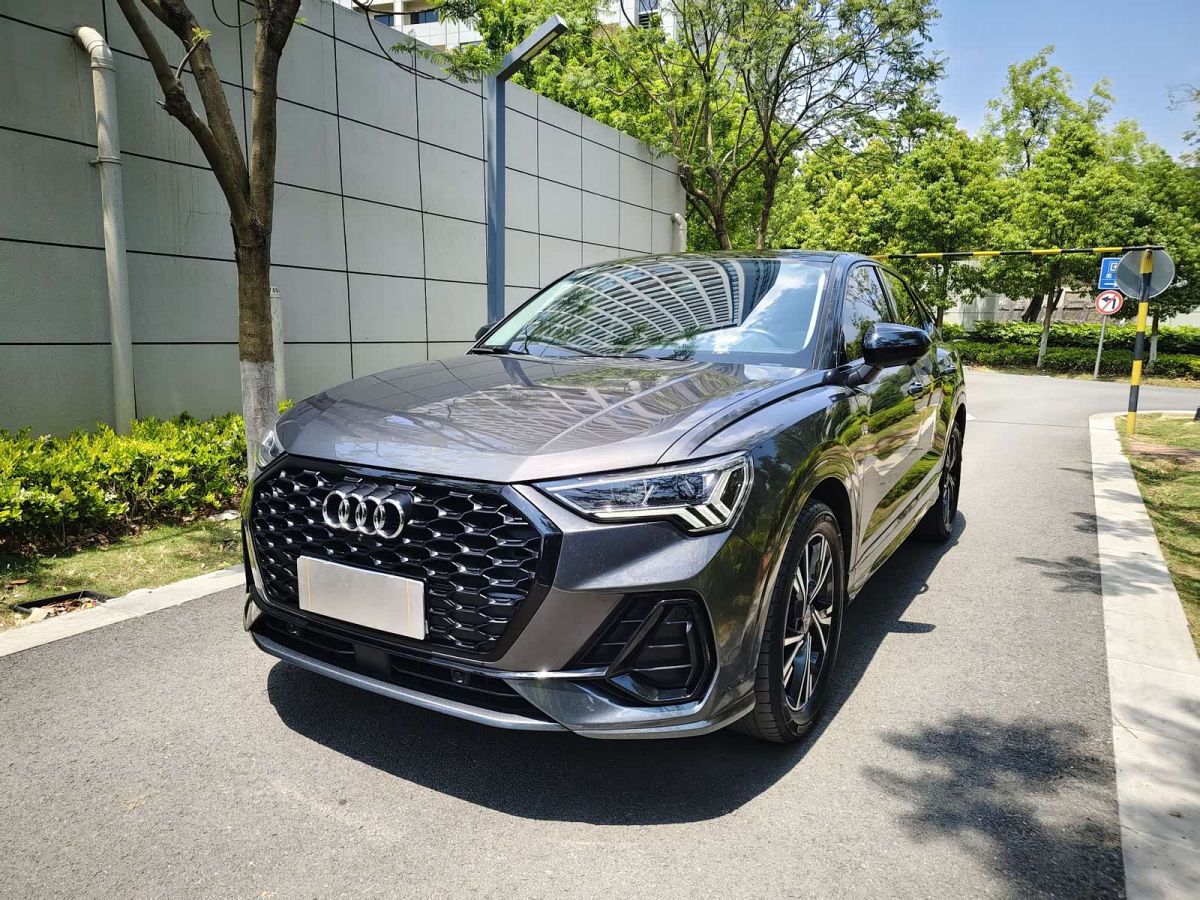 Audi 奥迪Q3 Sportback, 2022 г., серебристый / серый, 47 000 км