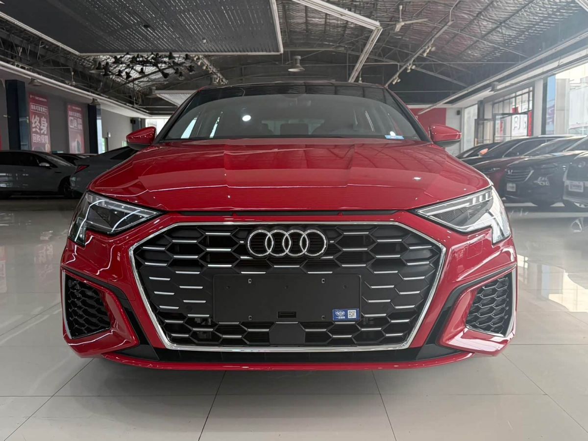 Audi A3, 2023 г., красный / фиолетовый, 9 000 км Audi A3, 2023 г., красный / фиолетовый, 9 000 км