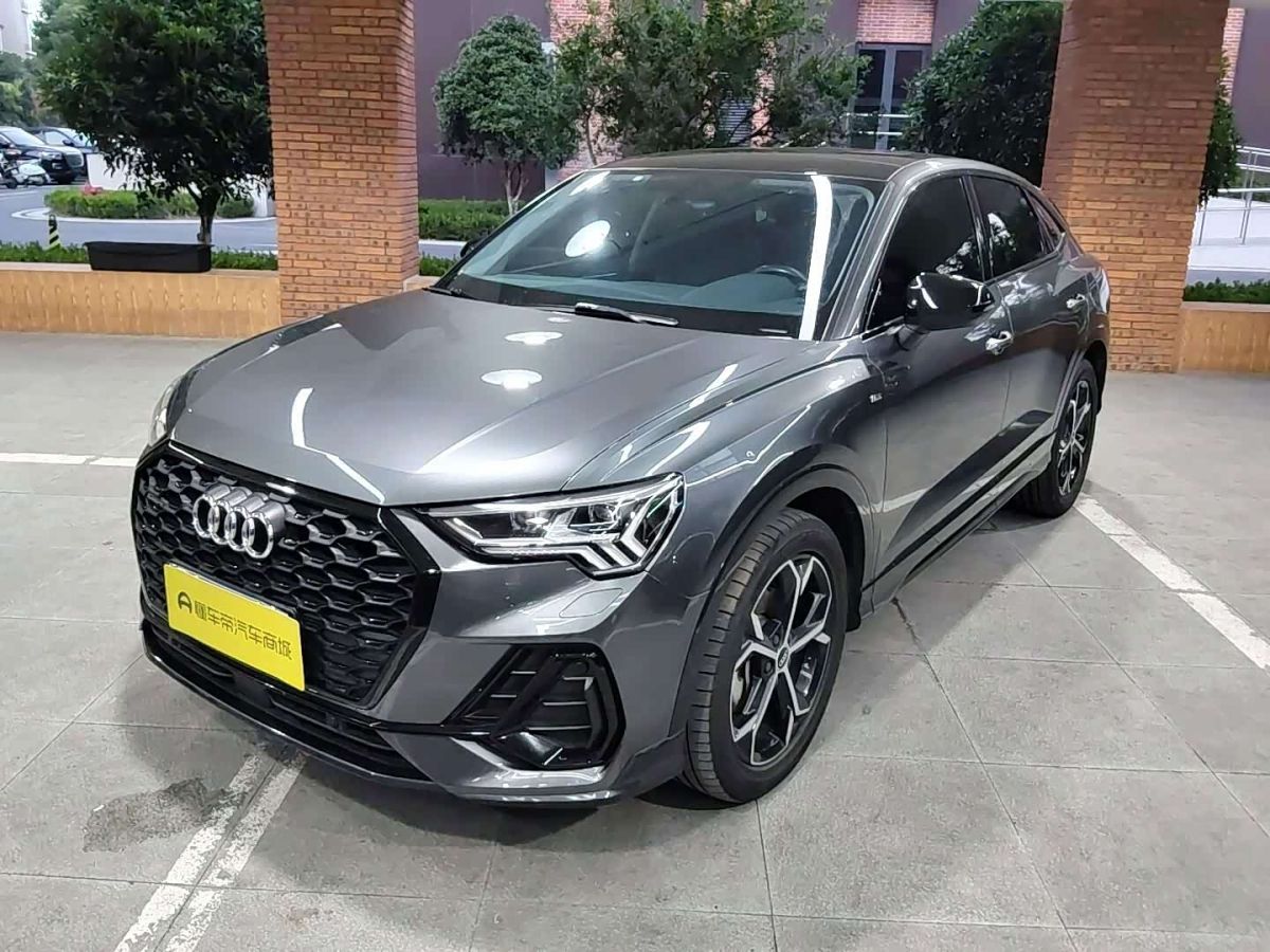 Audi Q3 Sportback, 2022 г., серебристый / серый, 75 100 км Audi 奥迪Q3 Sportback, 2022 г., серебристый / серый, 75 100 км