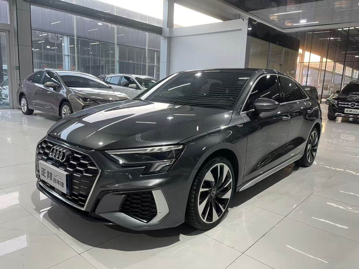 Audi A3, 2023 г., серебристый / серый, 50 000 км Audi A3, 2023 г., серебристый / серый, 50 000 км
