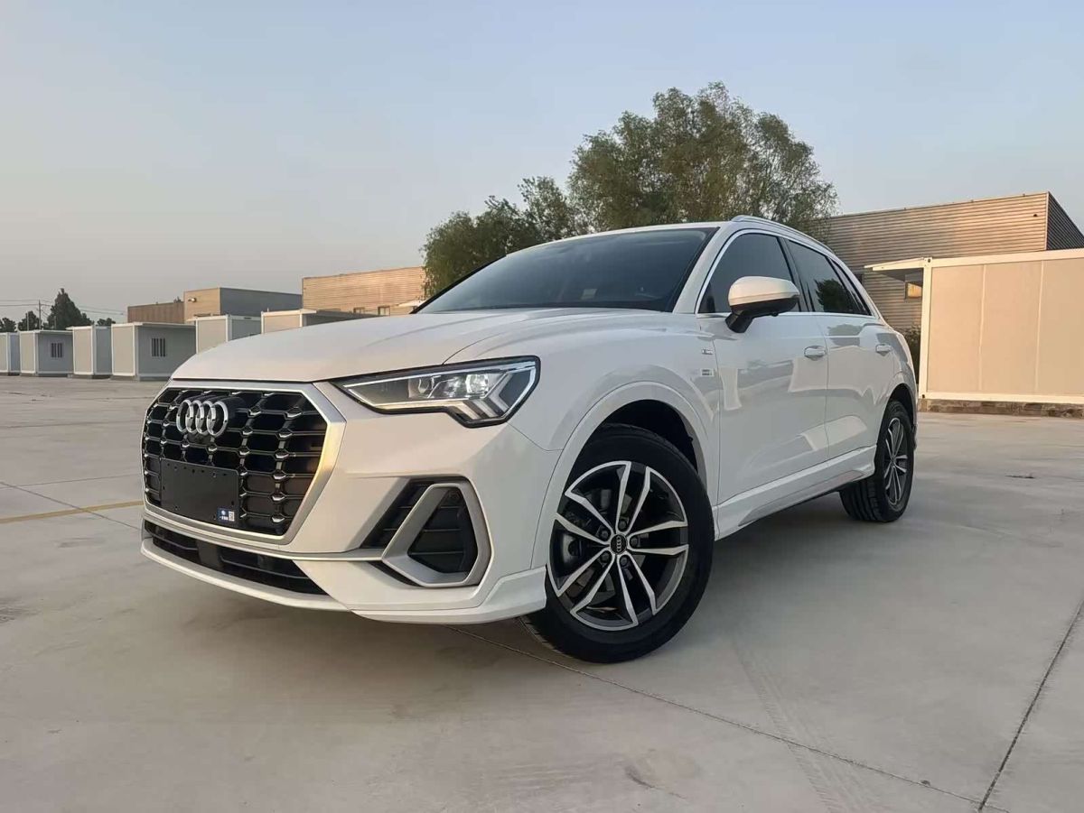 Audi Q3, 2022 г., белый, 19 000 км Audi 奥迪Q3, 2022 г., белый, 19 000 км
