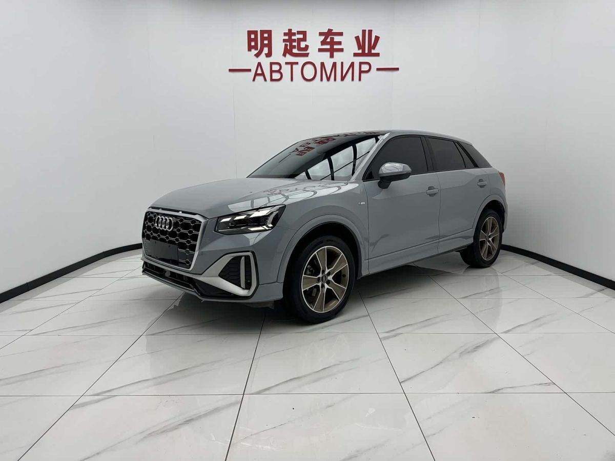Audi Q2L, 2022 г., серебристый / серый, 32 000 км Audi 奥迪Q2L, 2022 г., серебристый / серый, 32 000 км