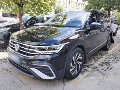 Volkswagen Tiguan L, 2023 г., чёрный, 48 000 км Volkswagen Tiguan L 2024 300TSI автомат одна ведущая ось комплектация «Умный комфорт»