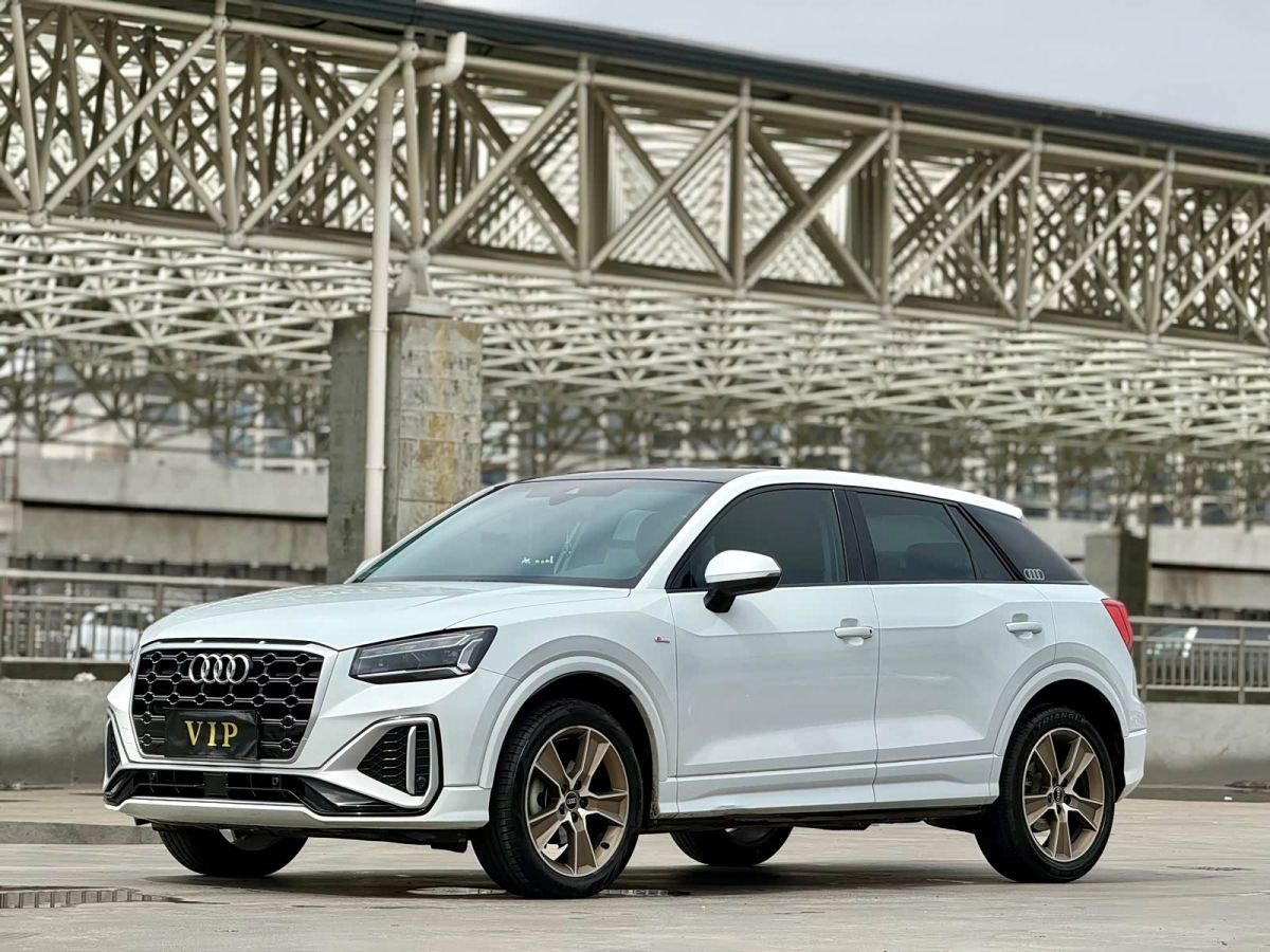 Audi Q2L, 2021 г., белый, 80 000 км Audi 奥迪Q2L, 2021 г., белый, 80 000 км