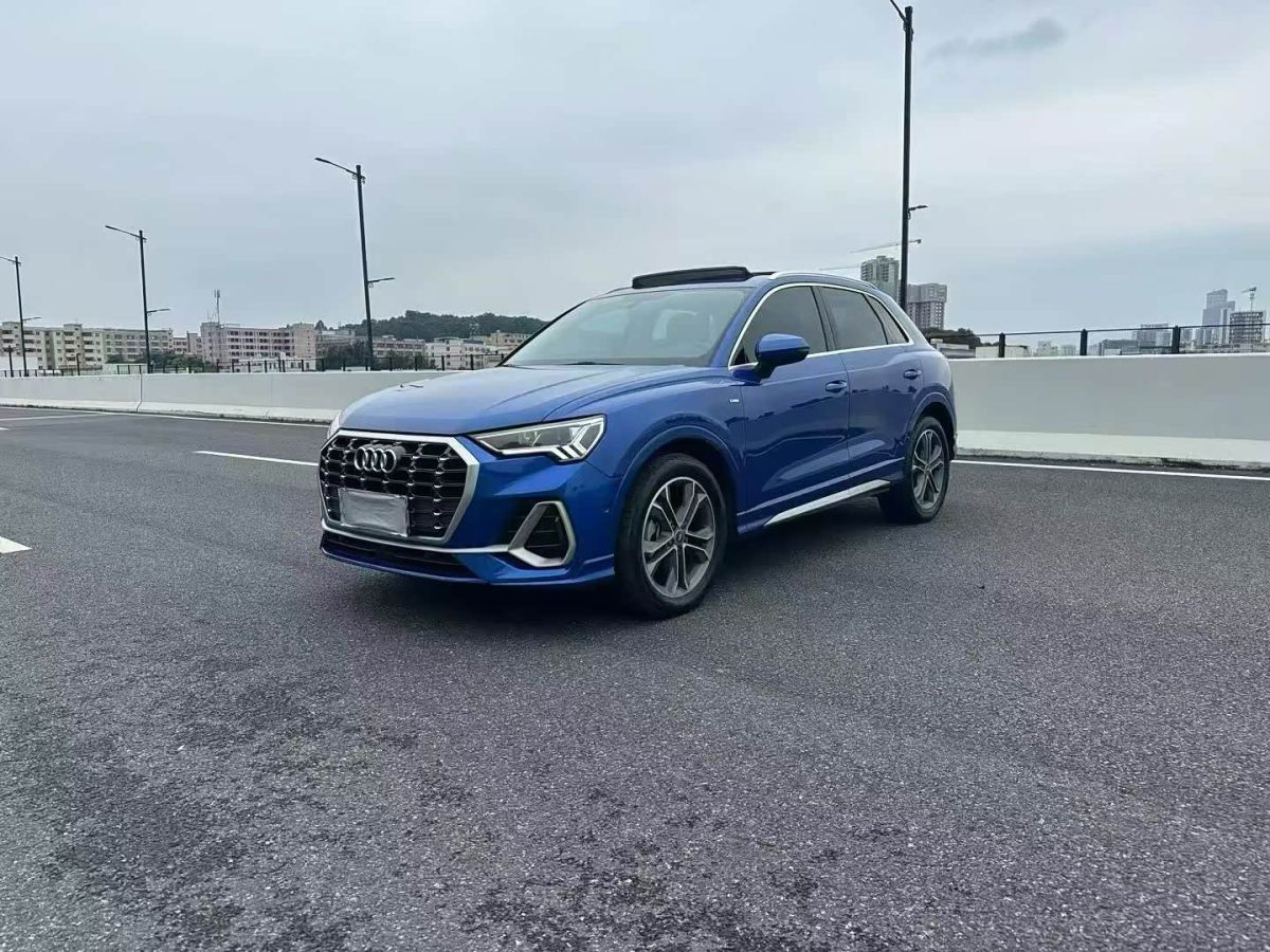 Audi Q3, 2021 г., синий, 40 000 км Audi 奥迪Q3, 2021 г., синий, 40 000 км