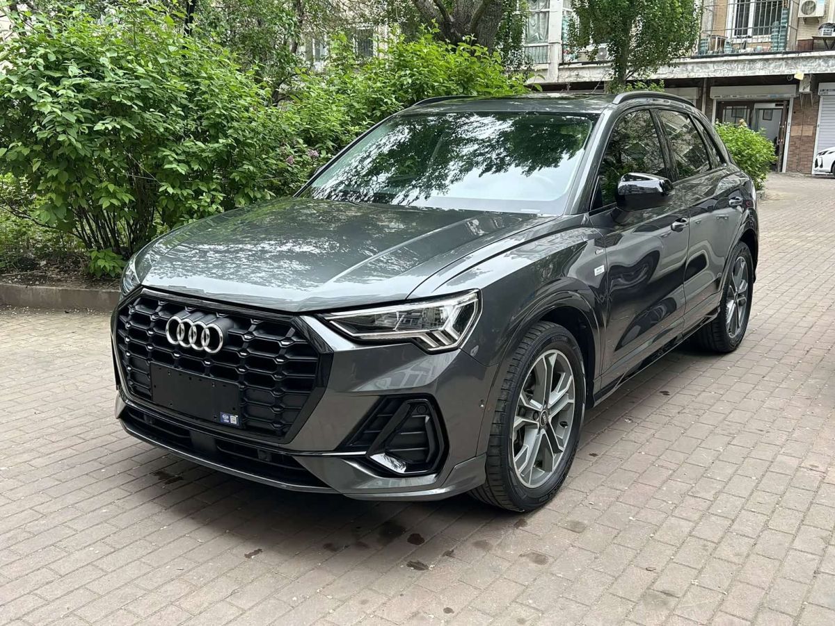 Audi 奥迪Q3, 2023 г., серебристый / серый, 28 000 км