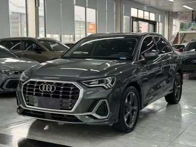 Audi Q3, 2022 г., серебристый / серый, 25 000 км Audi 奥迪Q3, 2022 г., серебристый / серый, 30 000 км
