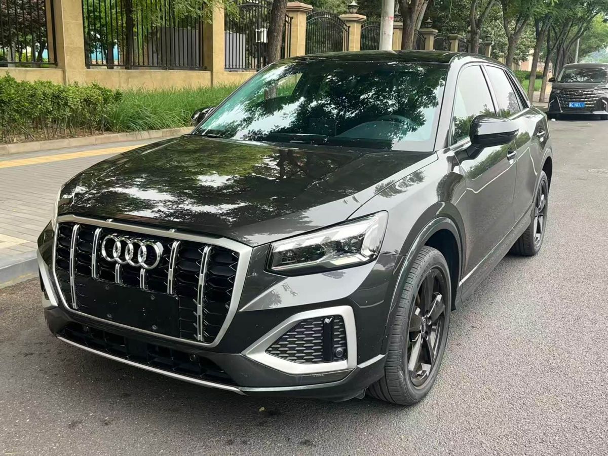 Audi 奥迪Q2L, 2022 г., серебристый / серый, 28 000 км