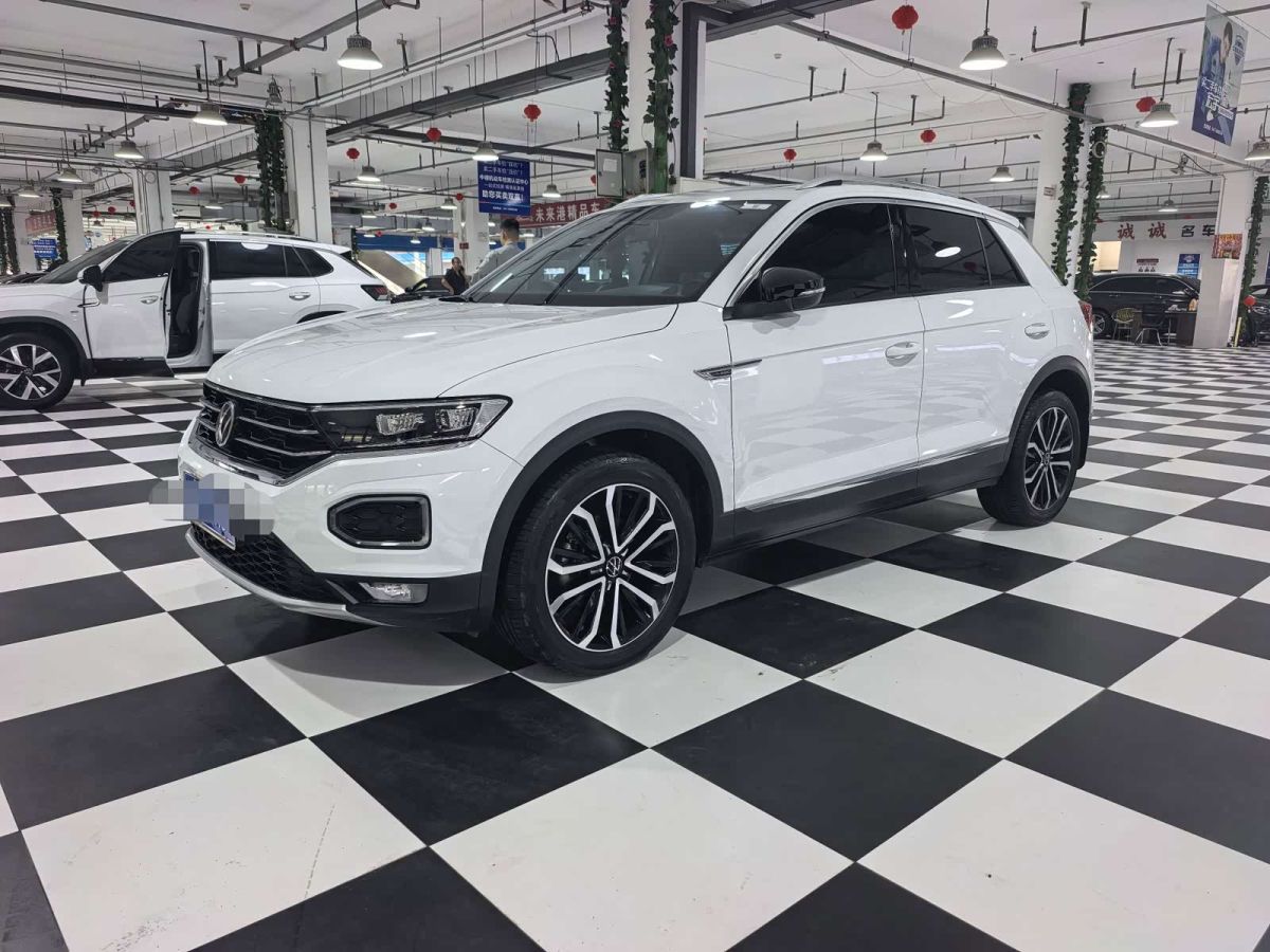 Volkswagen T-Roc, 2022 г., белый, 29 000 км Volkswagen T-Roc 2022 280TSI DSG одна ведущая ось Комфорт PLUS