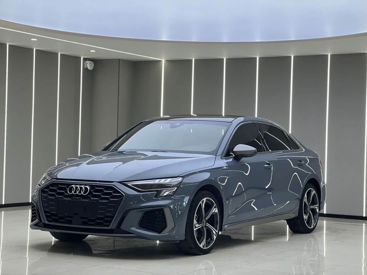 Audi A3, 2022 г., серебристый / серый, 56 000 км