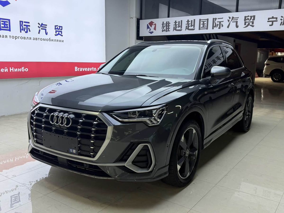 Audi Q3, 2023 г., серебристый / серый, 28 000 км Audi 奥迪Q3, 2023 г., серебристый / серый, 28 000 км