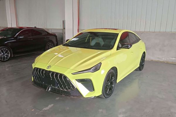 MG 5, 2021 г., белый, 40 000 км MG MG5天蝎座, 2022 г., жёлтый / оранжевый, 19 300 км