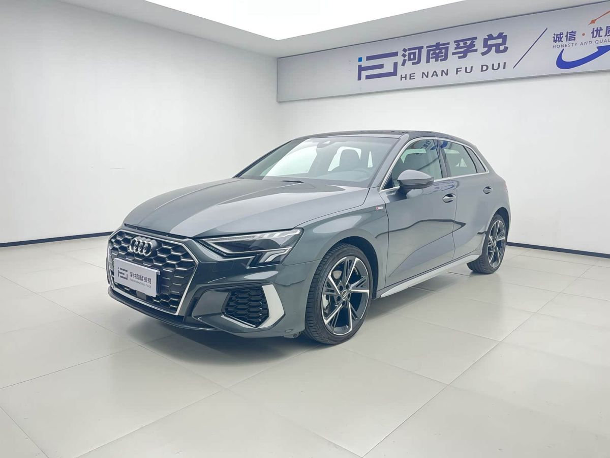 Audi A3, 2023 г., серебристый / серый, 12 000 км Audi A3, 2023 г., серебристый / серый, 12 000 км