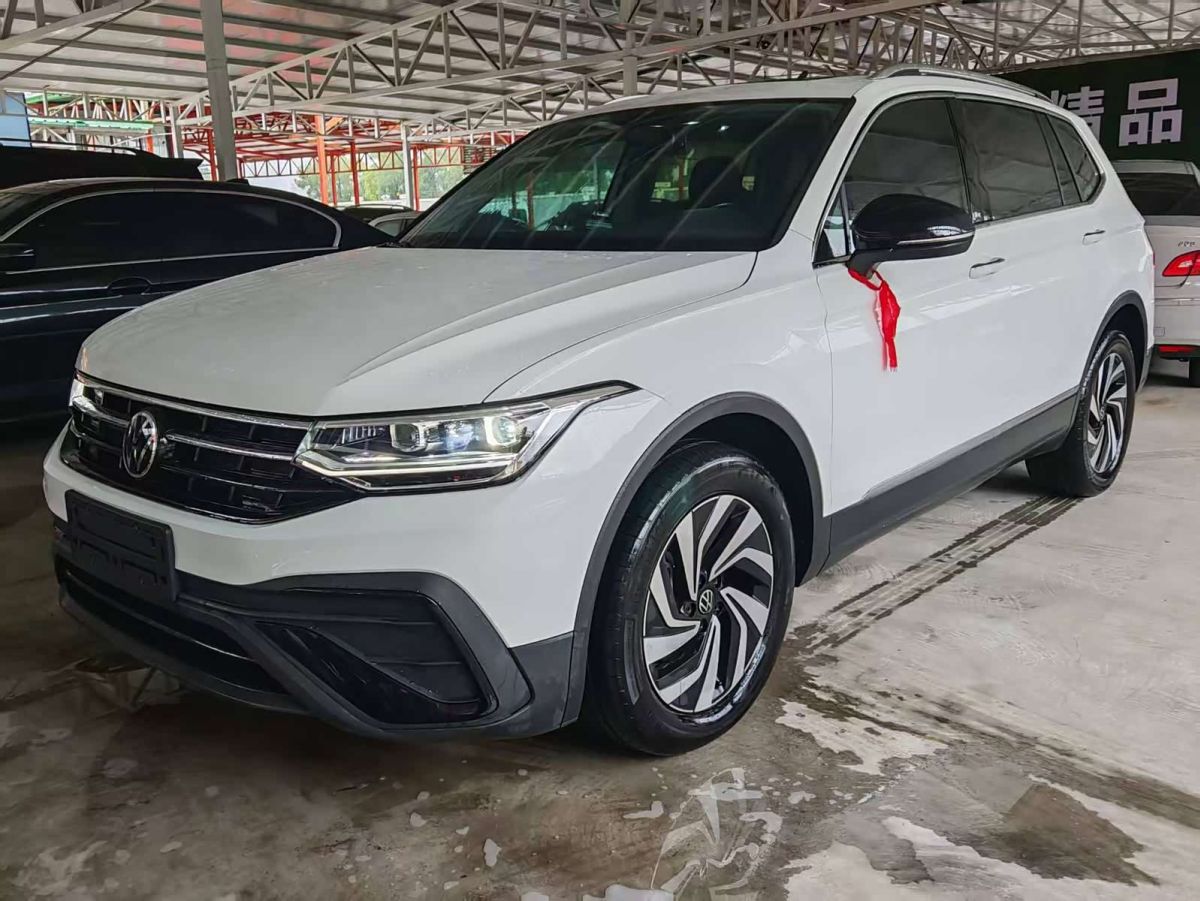 Volkswagen Tiguan L, 2026 г., белый, 3 000 км Volkswagen Tiguan L 2025 исполнение «Чучжун» 300TSI автомат одна ведущая ось комплектация «Лунтэн»