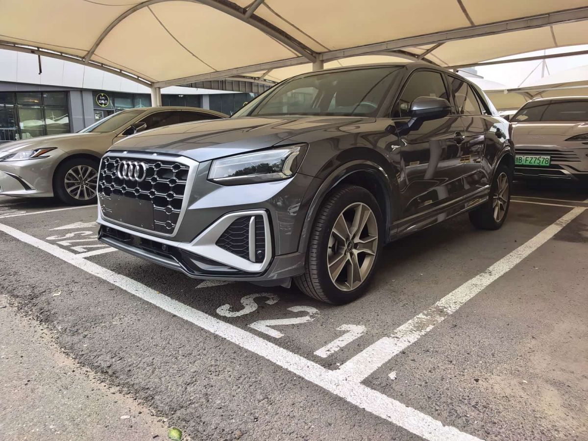 Audi 奥迪Q2L, 2022 г., чёрный, 48 000 км