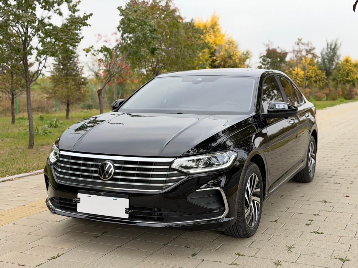 Volkswagen Lavida, 2023 г., чёрный, 23 000 км Volkswagen Lavida 2023 обновлённая версия 1.5L автомат пять миллионов версия