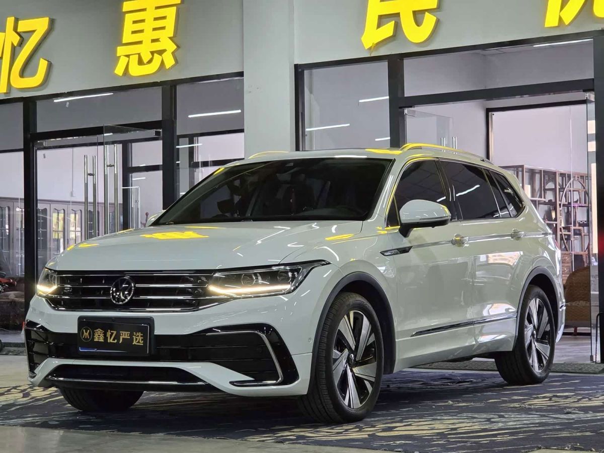 Volkswagen Tiguan L, 2023 г., белый, 69 000 км Volkswagen Tiguan L 2023 330TSI автомат одна ведущая ось R-Line комплектация «Юэсян»