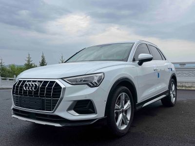 Audi Q3, 2021 г., синий, 43 700 км Audi 奥迪Q3, 2022 г., белый, 14 000 км