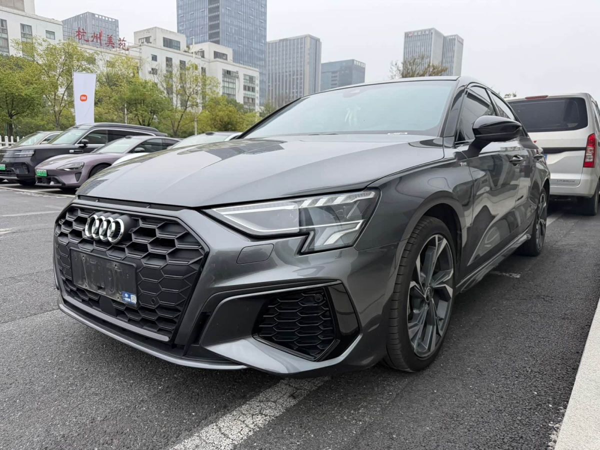 Audi A3, 2022 г., серебристый / серый, 32 000 км Audi A3, 2022 г., серебристый / серый, 32 000 км