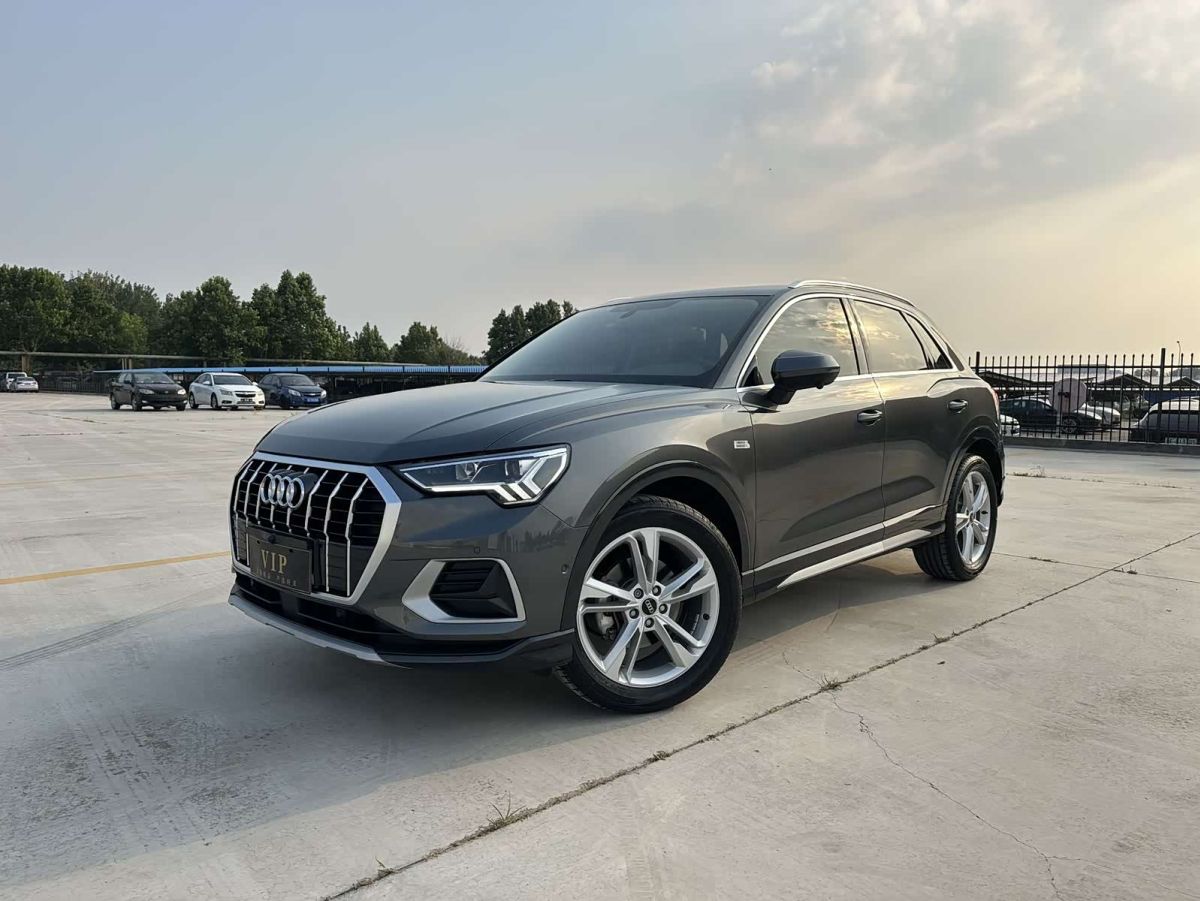 Audi Q3, 2022 г., серебристый / серый, 18 000 км Audi 奥迪Q3, 2022 г., серебристый / серый, 18 000 км