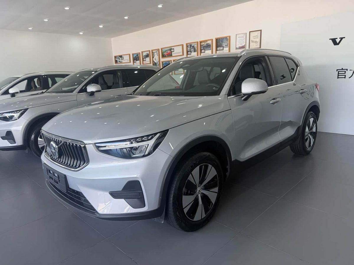 Volvo 沃尔沃XC40, 2024 г., серебристый / серый, 52 200 км Volvo 沃尔沃XC40, 2024 г., серебристый / серый, 52 200 км