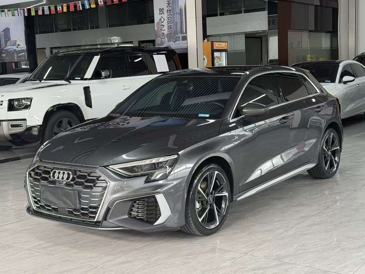 Audi A3, 2023 г., серебристый / серый, 15 000 км Audi A3, 2023 г., серебристый / серый, 15 000 км