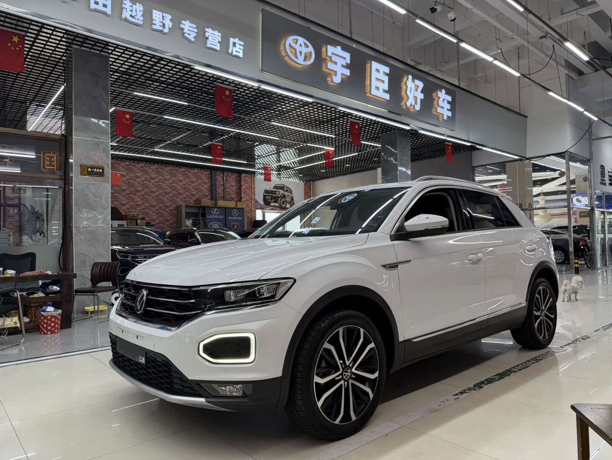 Volkswagen T-Roc, 2022 г., белый, 14 000 км Volkswagen T-Roc 2022 280TSI DSG одна ведущая ось Комфорт PLUS