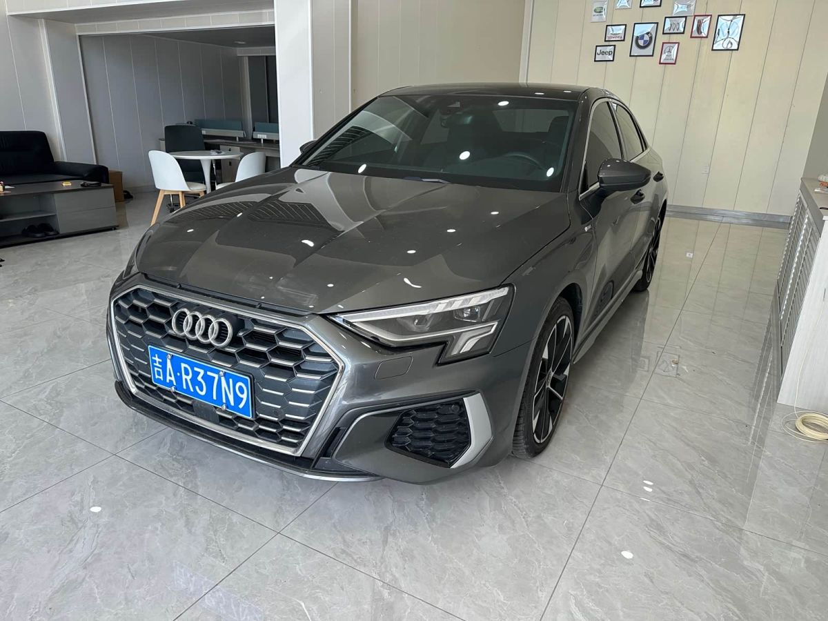 Audi A3, 2023 г., серебристый / серый, 45 000 км Audi A3, 2023 г., серебристый / серый, 45 000 км