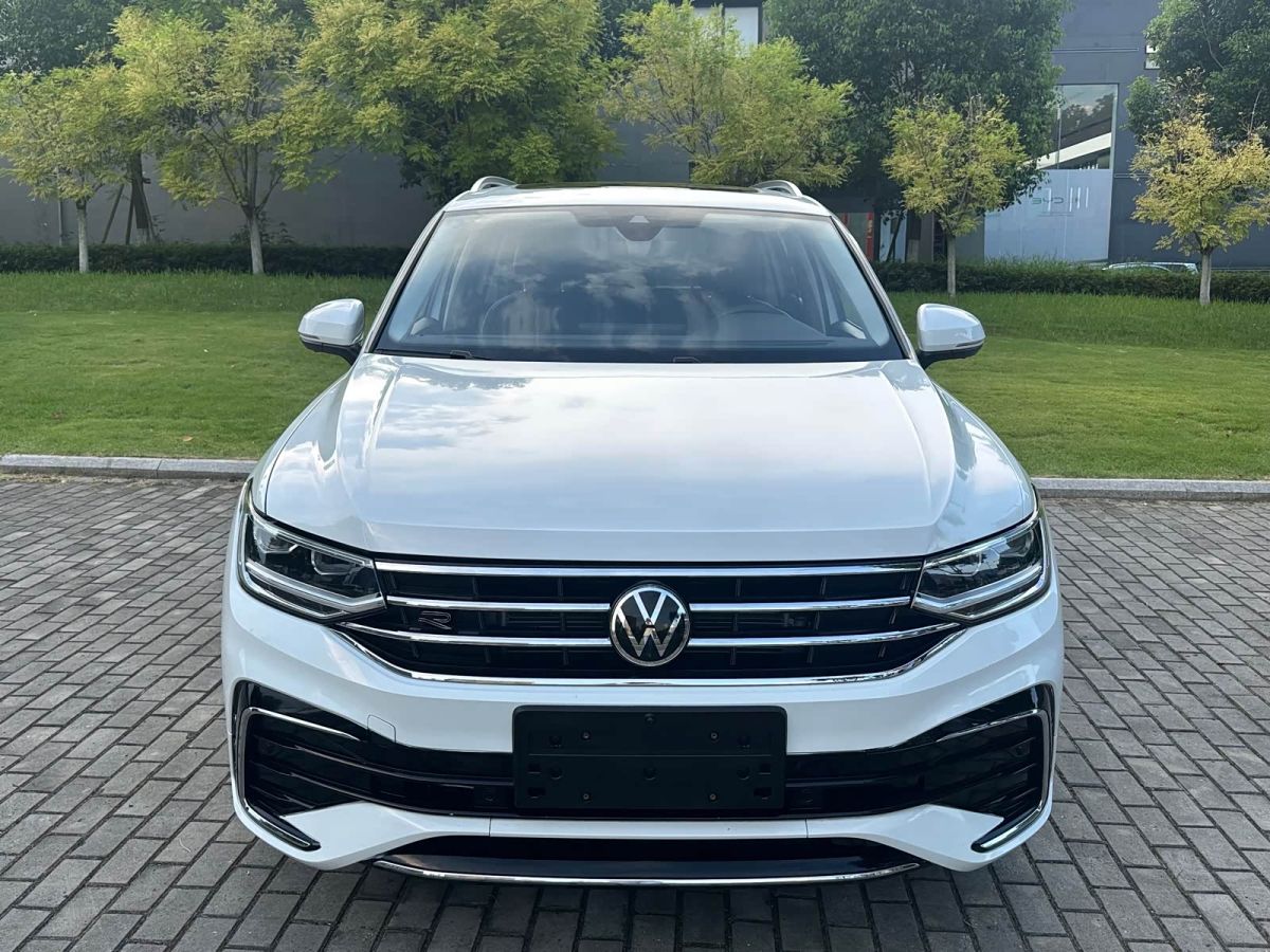 Volkswagen Tiguan L, 2023 г., белый, 22 000 км Volkswagen Tiguan L 2023 обновлённая версия 330TSI автомат одна ведущая ось R-Line комплектация «Юэсян»