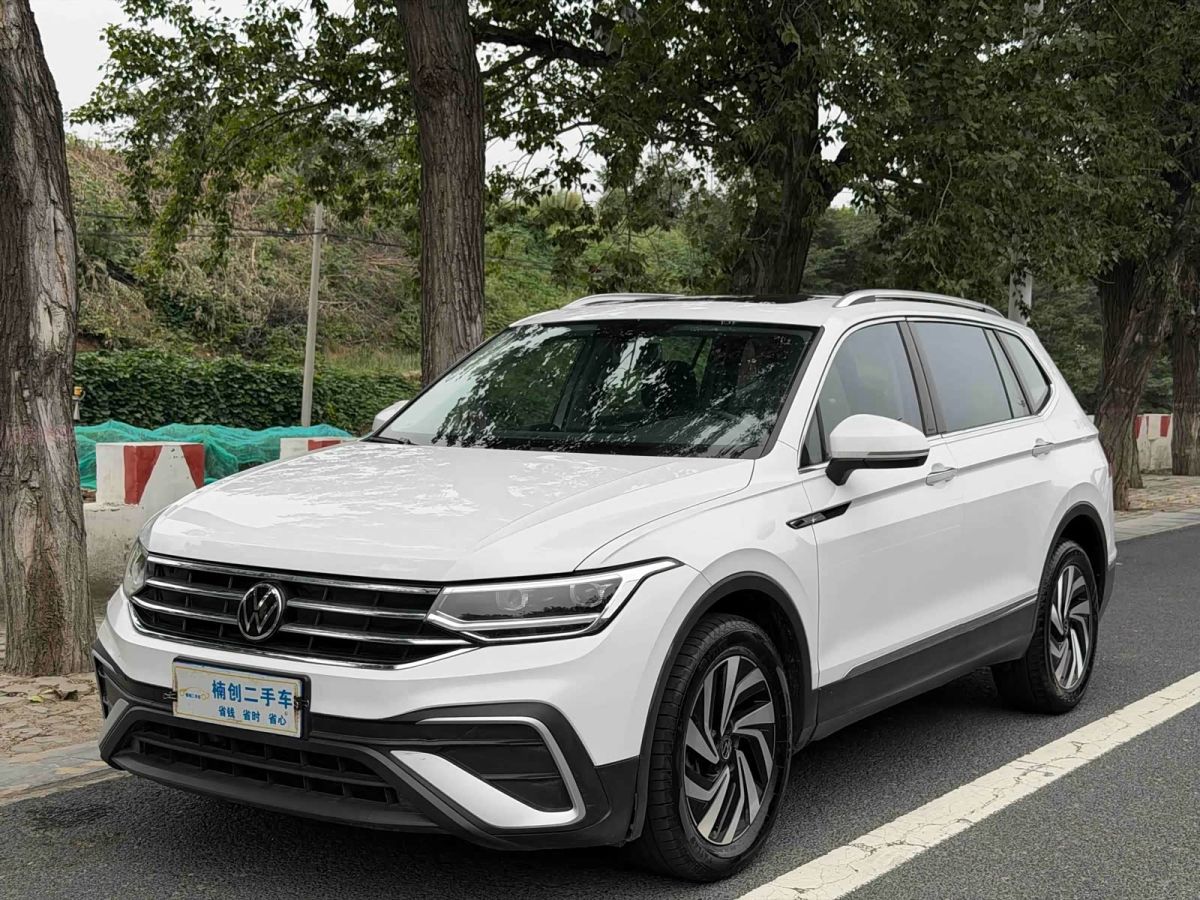 Volkswagen Tiguan L, 2023 г., белый, 50 000 км Volkswagen Tiguan L 2024 300TSI автомат одна ведущая ось комплектация «Умный комфорт»