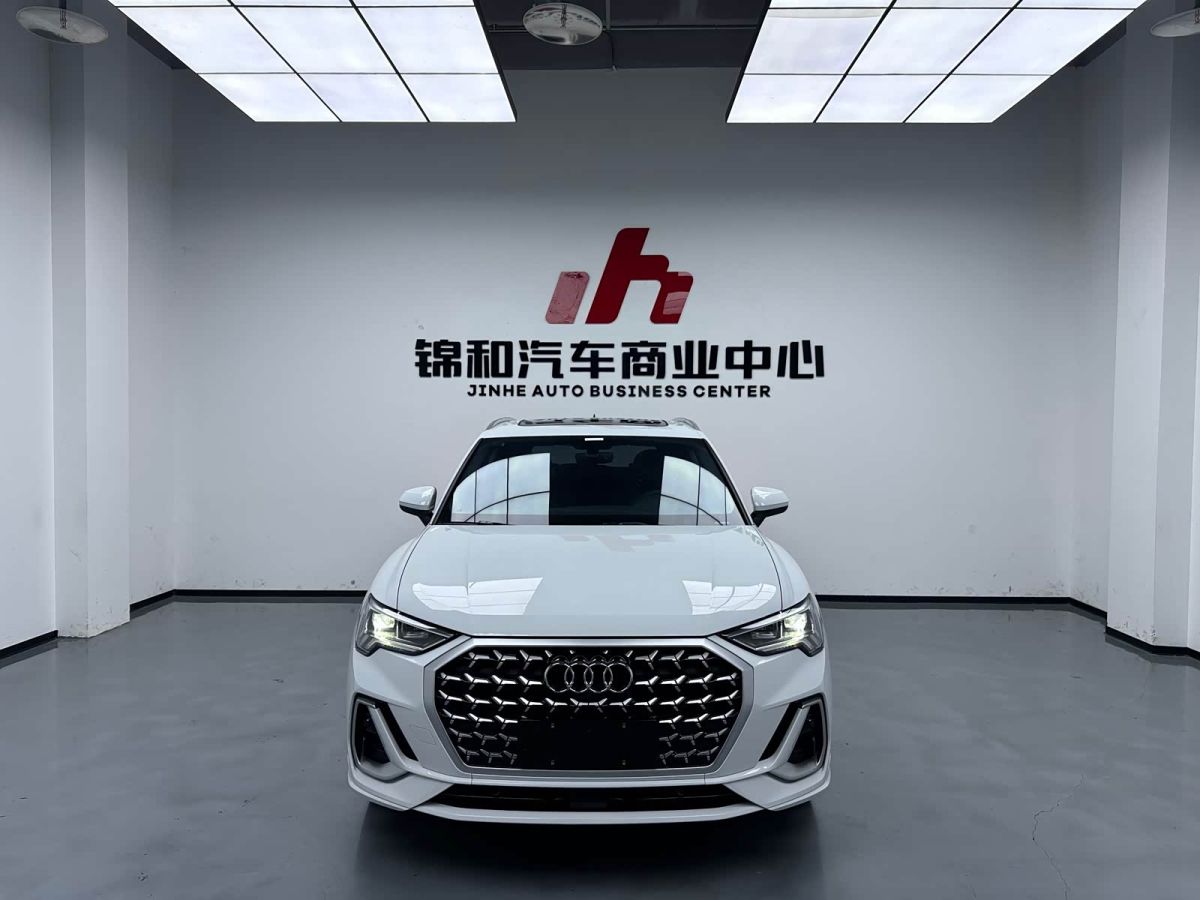 Audi Q3, 2025 г., белый, 19 000 км Audi 奥迪Q3, 2025 г., белый, 19 000 км