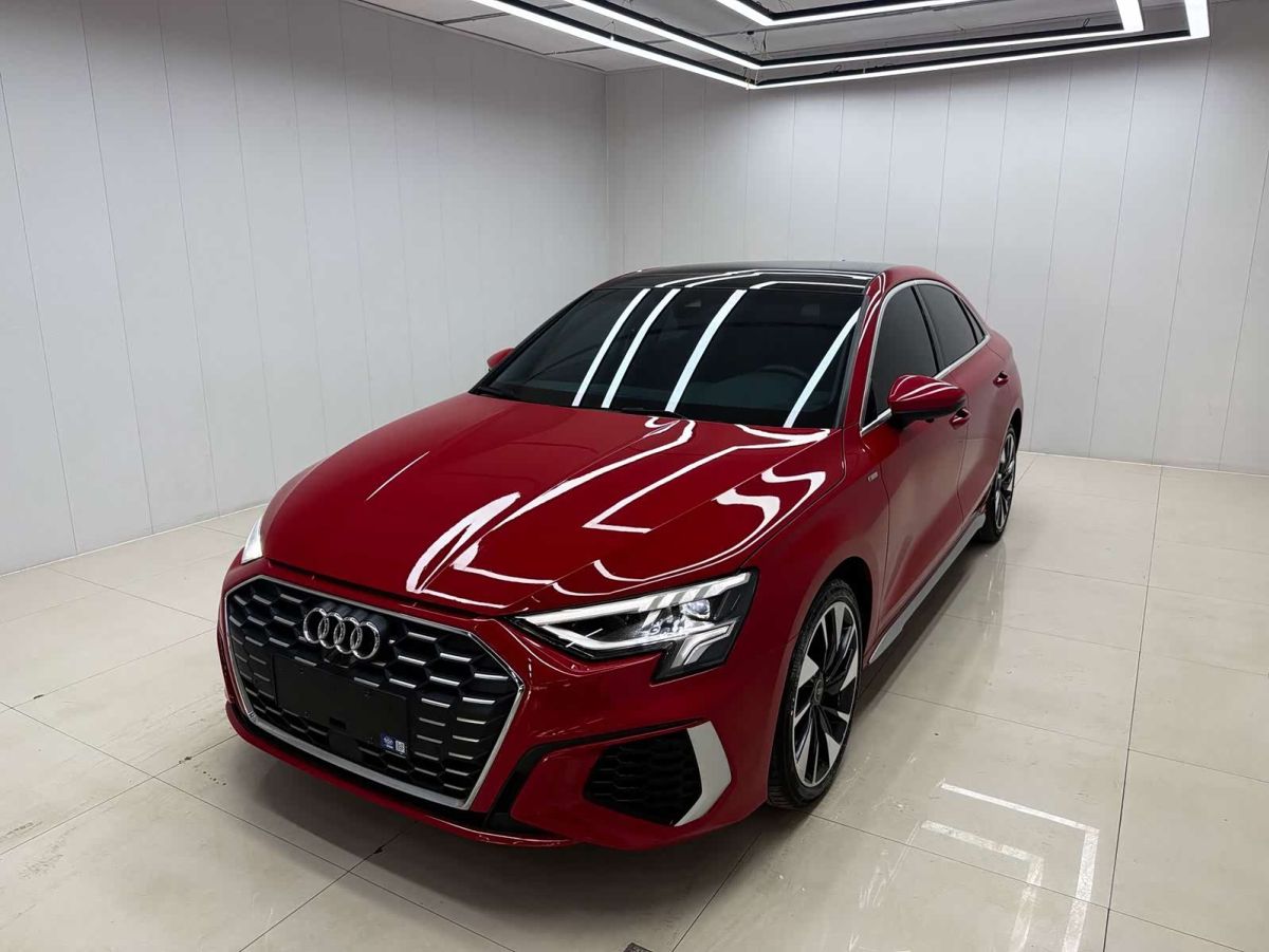 Audi A3, 2023 г., красный / фиолетовый, 49 000 км Audi A3, 2023 г., красный / фиолетовый, 49 000 км