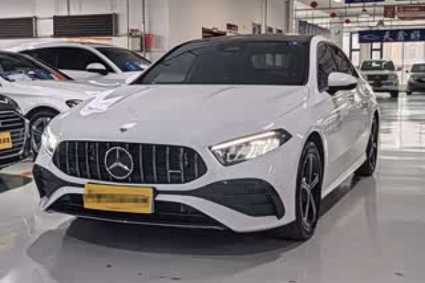 Audi A3, 2022 г., белый, 50 500 км Mercedes-Benz A级 2023 A 200 L комплектация «Стиль»