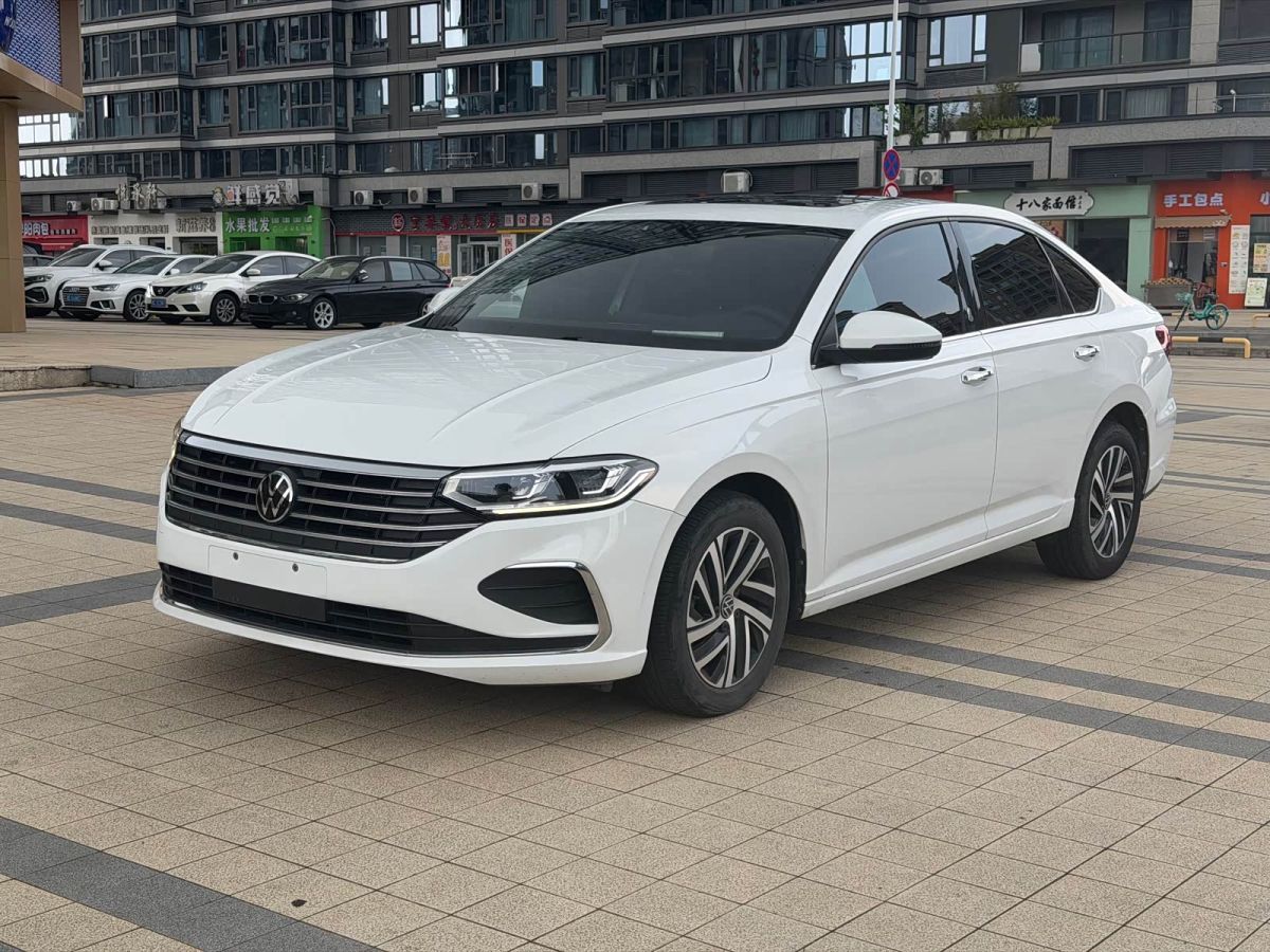 Volkswagen Lavida, 2023 г., белый, 50 000 км Volkswagen Lavida 2023 обновлённая версия 1.5L автомат пять миллионов версия