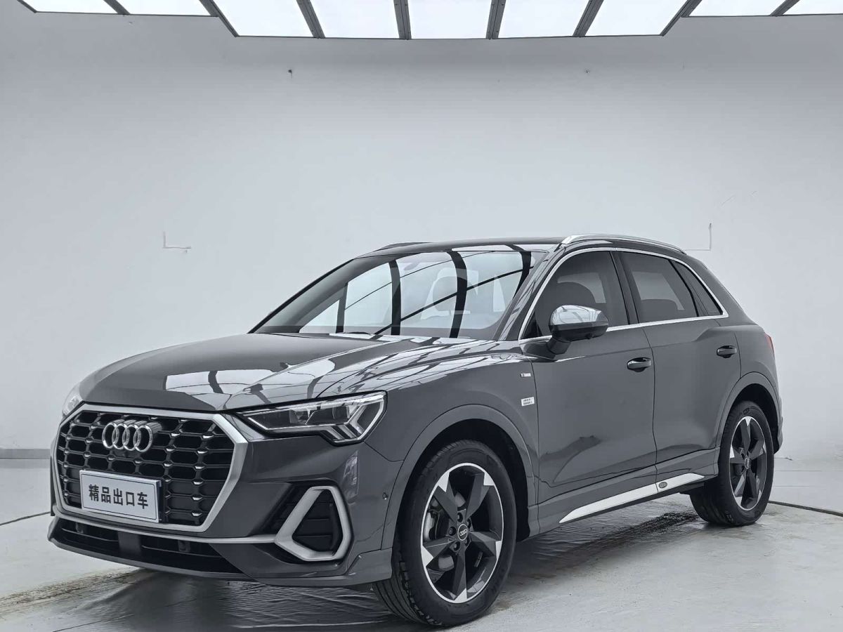 Audi Q3, 2023 г., серебристый / серый, 53 000 км Audi 奥迪Q3, 2023 г., серебристый / серый, 53 000 км