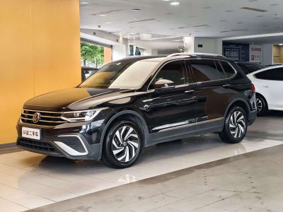 Volkswagen Tiguan L, 2022 г., чёрный, 40 000 км Volkswagen Tiguan L 2022 330TSI автомат одна ведущая ось комплектация «Умный комфорт»
