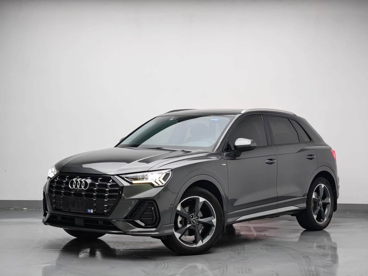 Audi 奥迪Q3, 2023 г., серебристый / серый, 39 800 км
