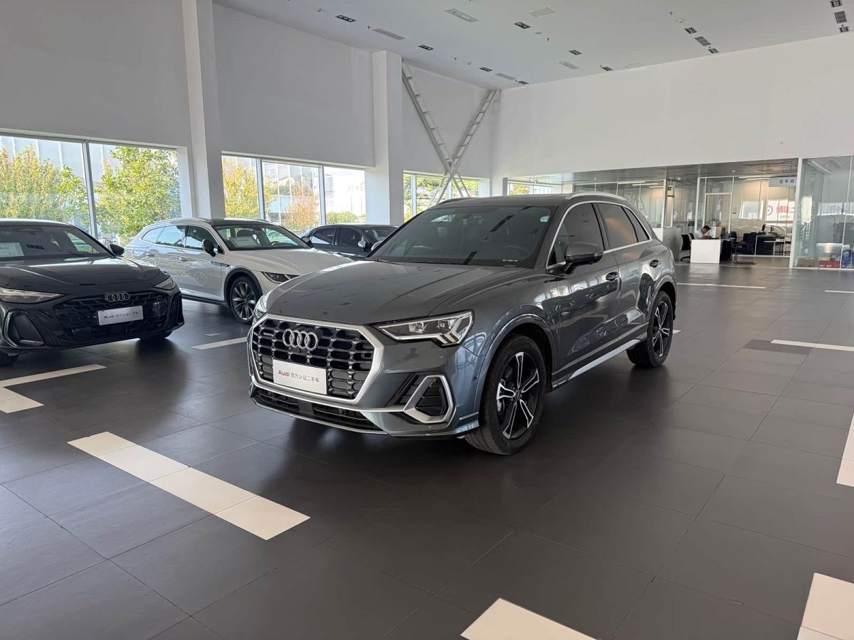 Audi Q3, 2022 г., серебристый / серый, 56 000 км Audi 奥迪Q3, 2022 г., серебристый / серый, 56 000 км