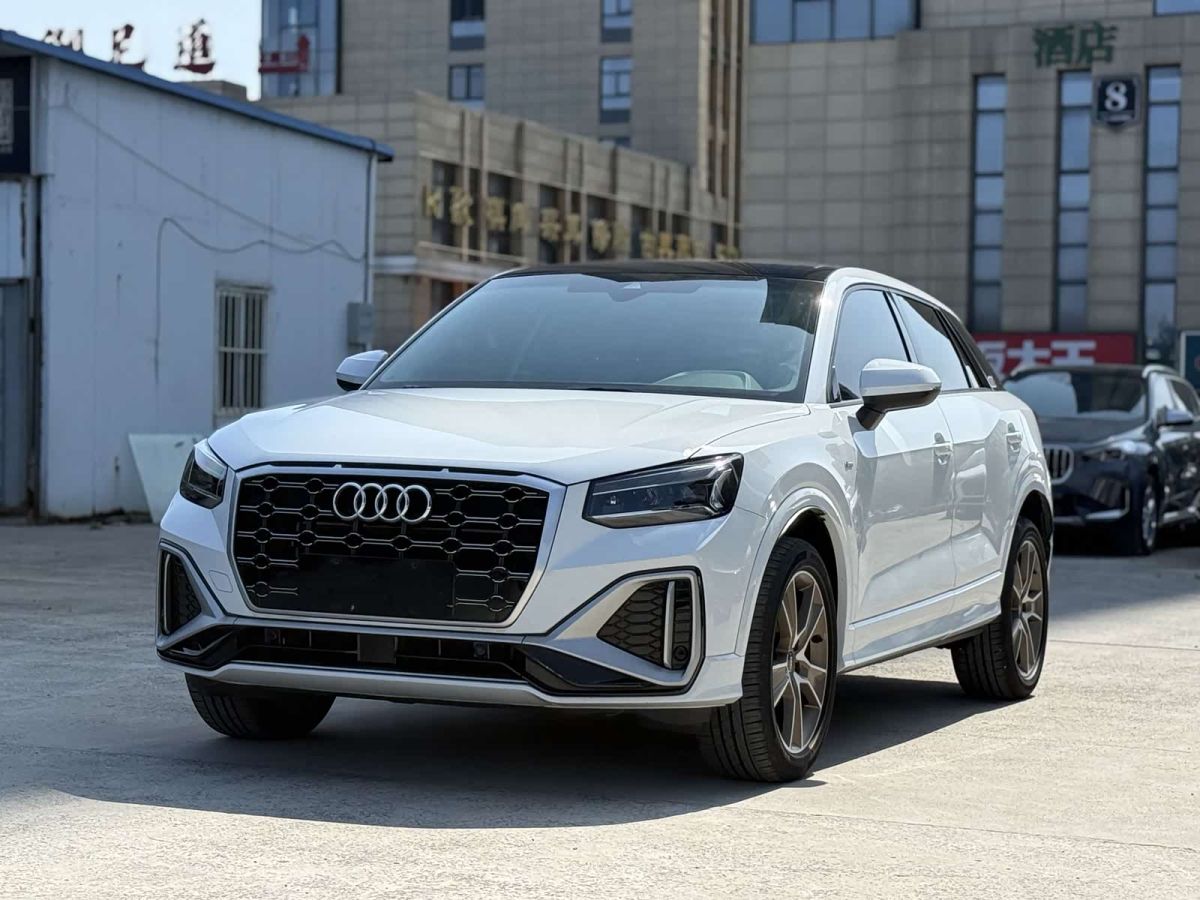 Audi Q2L, 2022 г., белый, 30 000 км Audi 奥迪Q2L, 2022 г., белый, 30 000 км