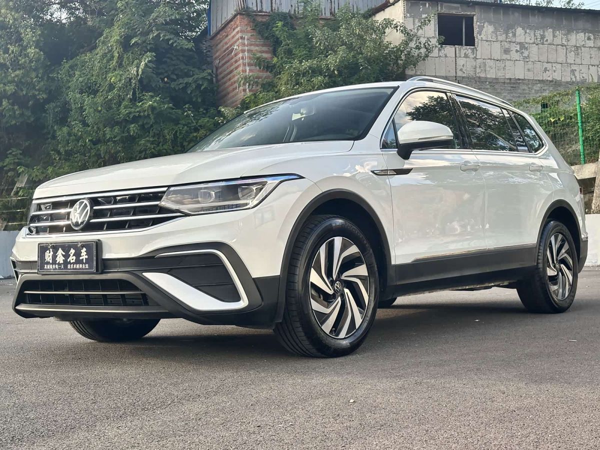 Volkswagen Tiguan L, 2023 г., белый, 68 000 км Volkswagen Tiguan L 2024 300TSI автомат одна ведущая ось комплектация «Умный комфорт»