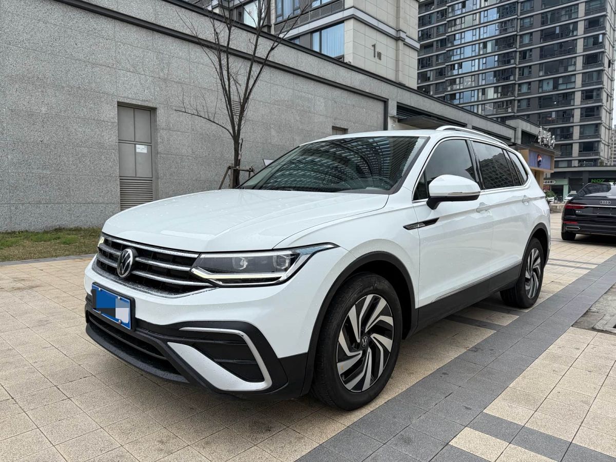 Volkswagen Tiguan L, 2023 г., белый, 40 000 км Volkswagen Tiguan L 2023 300TSI автомат одна ведущая ось комплектация «Умный комфорт»