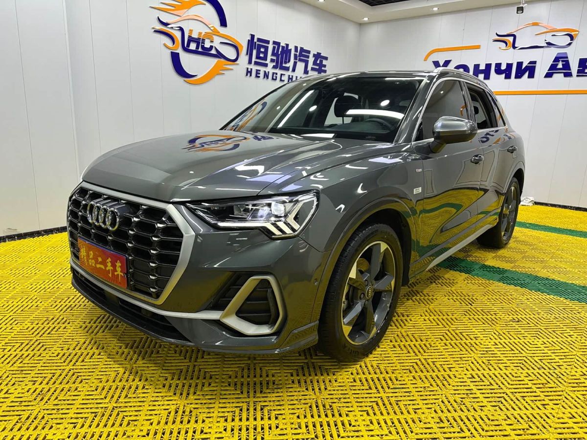 Audi Q3, 2023 г., серебристый / серый, 61 000 км Audi 奥迪Q3, 2023 г., серебристый / серый, 61 000 км