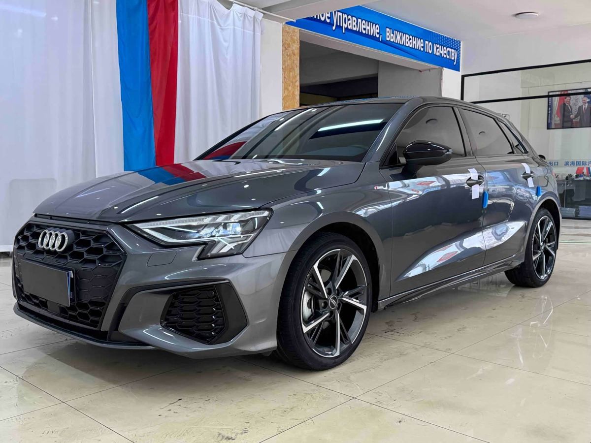 Audi A3, 2022 г., серебристый / серый, 35 000 км Audi A3, 2022 г., серебристый / серый, 35 000 км