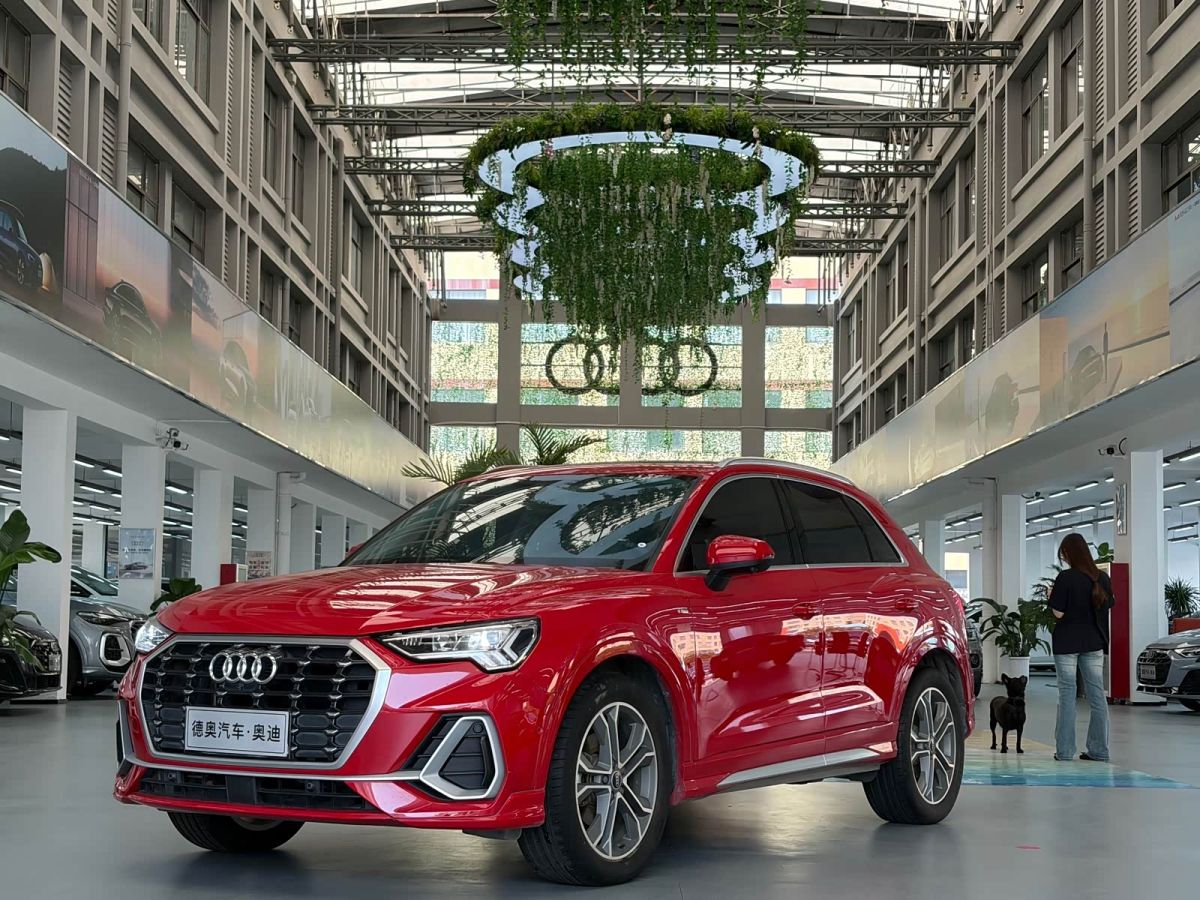 Audi Q3, 2023 г., красный / фиолетовый, 19 000 км Audi 奥迪Q3, 2023 г., красный / фиолетовый, 19 000 км