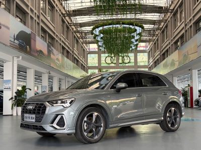 Audi Q3, 2023 г., серебристый / серый, 28 000 км Audi 奥迪Q3, 2023 г., серебристый / серый, 36 000 км