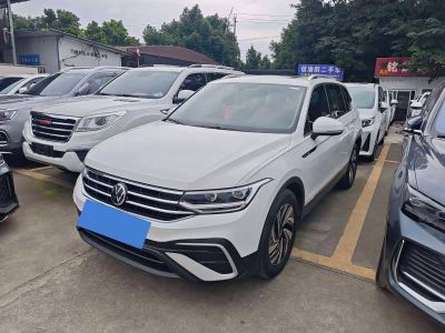 Volkswagen Tiguan L, 2022 г., белый, 28 600 км Volkswagen Tiguan L 2022 330TSI автомат одна ведущая ось комплектация «Умный комфорт»